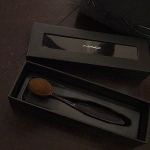 MAC Cosmetics Makeup - MAC Oval 6 Brush MAC Cosmetics Makeup - MAC Oval 6 Brush